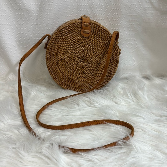STREET LEVEL woven wicker round crossbody purse cow leather strap & clasp purse - Picture 4 of 9